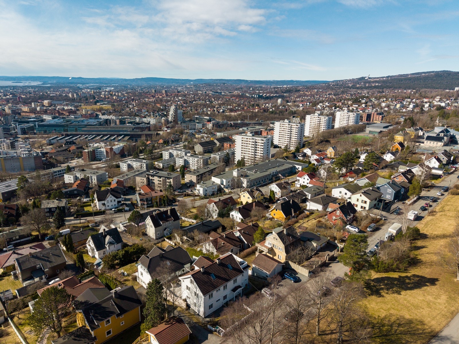 Storo Storsenter og Nydalen er en kort tur unna, med et bredt utvalg av butikker og servicetilbud. Galleribilde