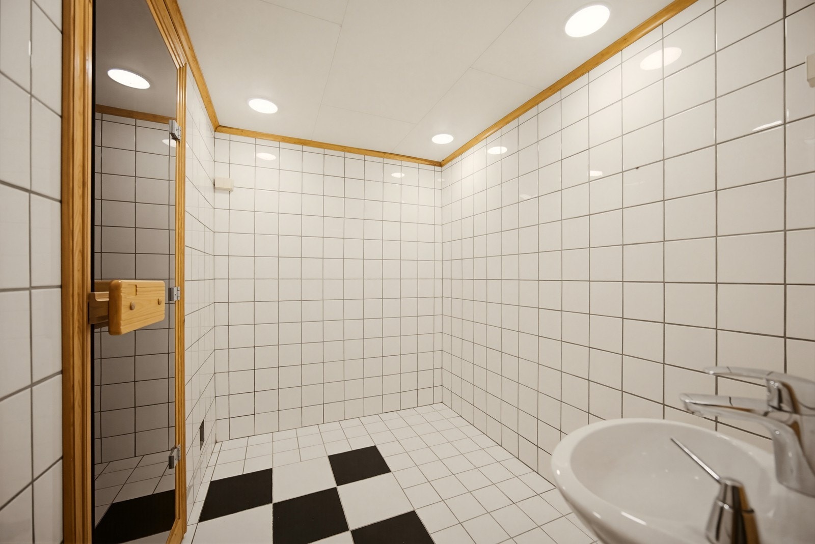 I tilknytning til badet er det dusjnisje og badstue. Galleribilde
