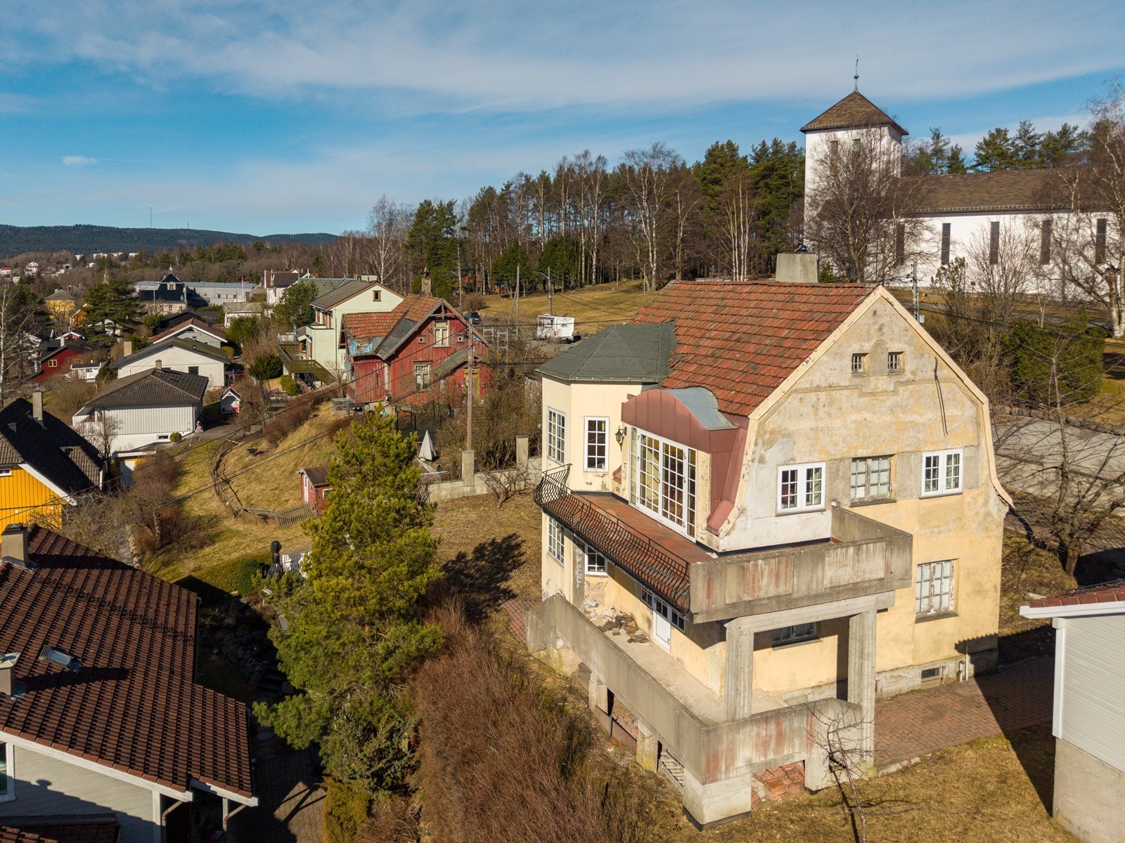 Boligen ble opprinnelig oppført i "Ullevål Hageby stil" og har et stort potensial for restaurering. Galleribilde