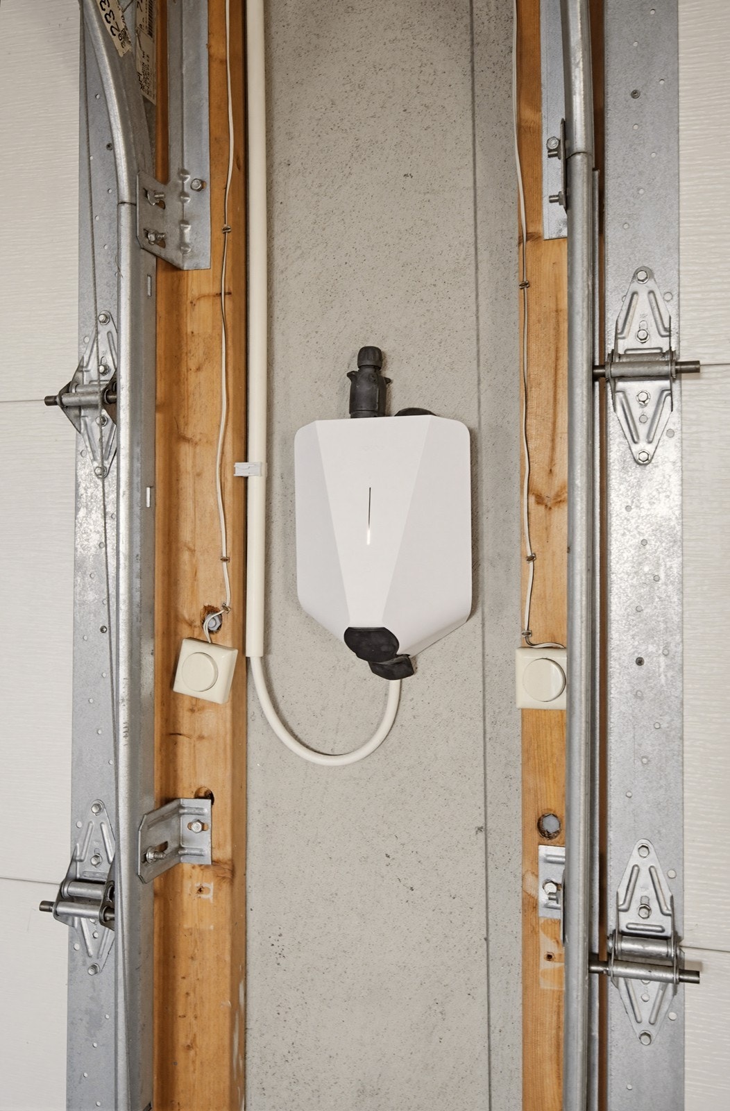 Det er installert elbillader i garasjen. Galleribilde