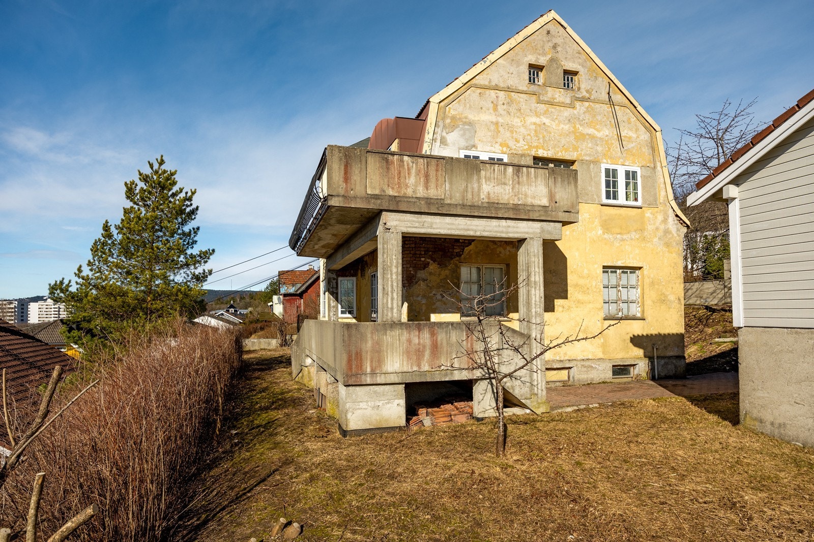 Boligen har to balkonger i betong, én i hver etasje, med utgang fra stuene. Galleribilde