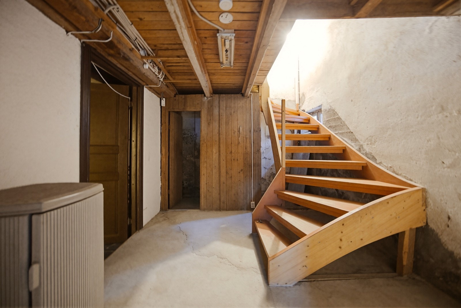 Innvendig trapp i kjelleren. Galleribilde