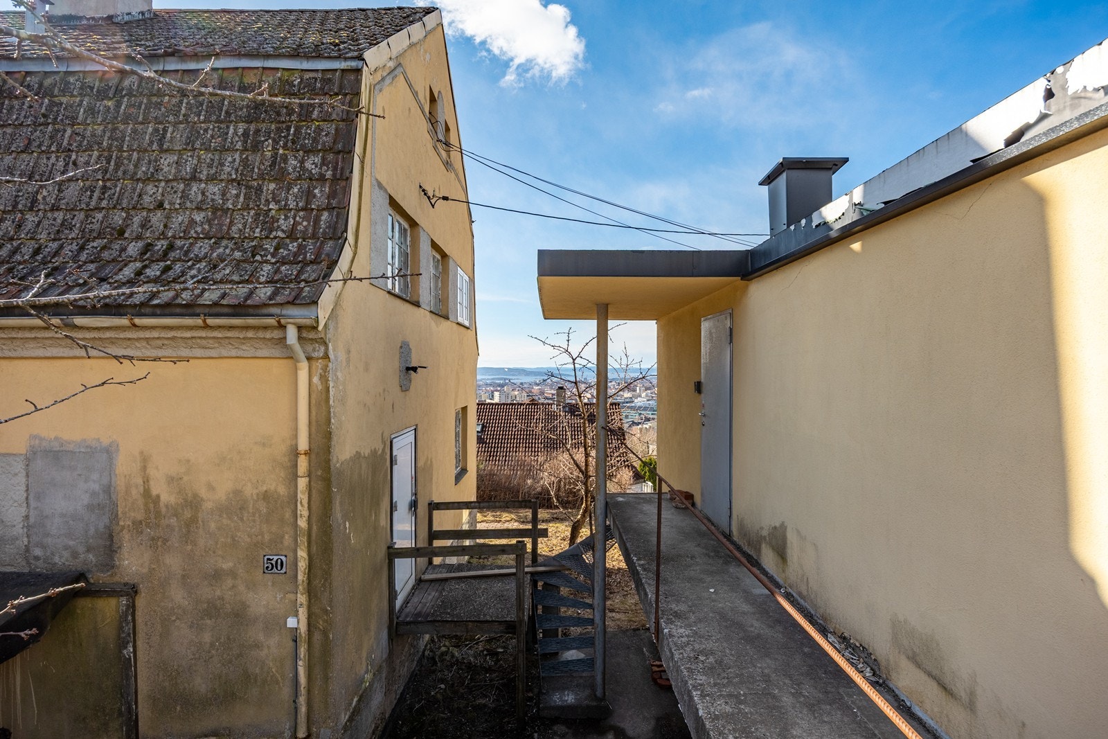 Passasje mellom hovedhuset og garasjebygget. Her må det etablers ny inngang til boligen. Galleribilde