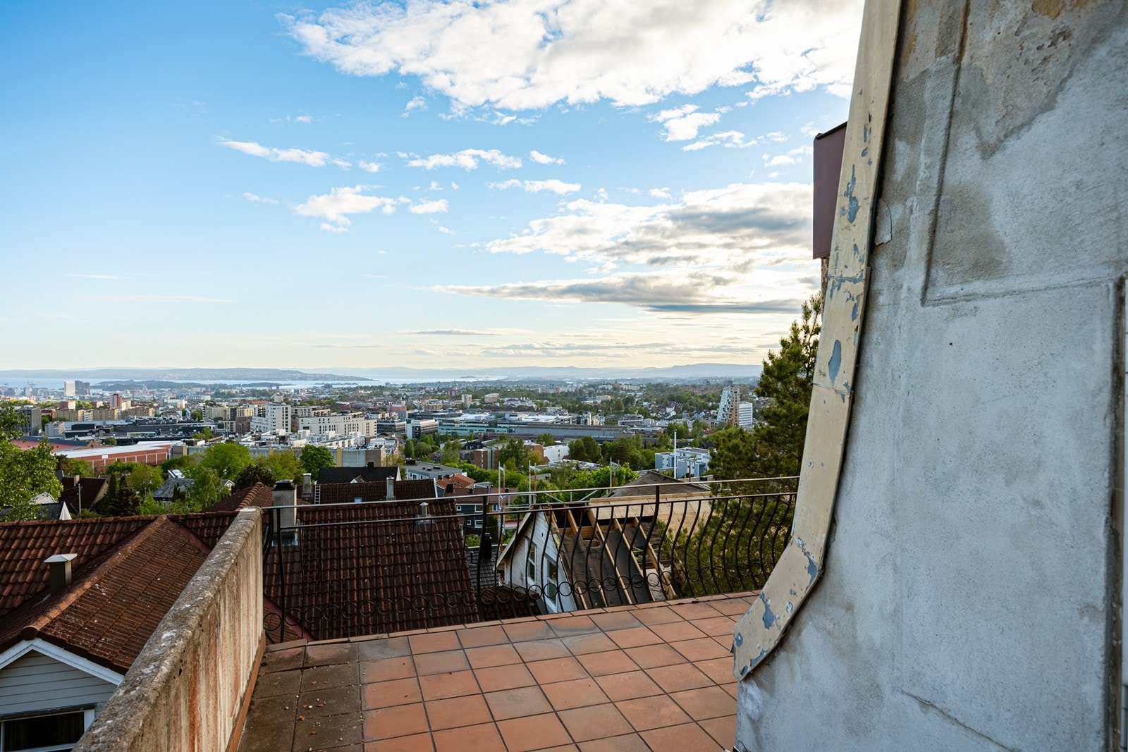 Her er det god plass til en romslig sittegruppe for å nyte utsikten. Galleribilde