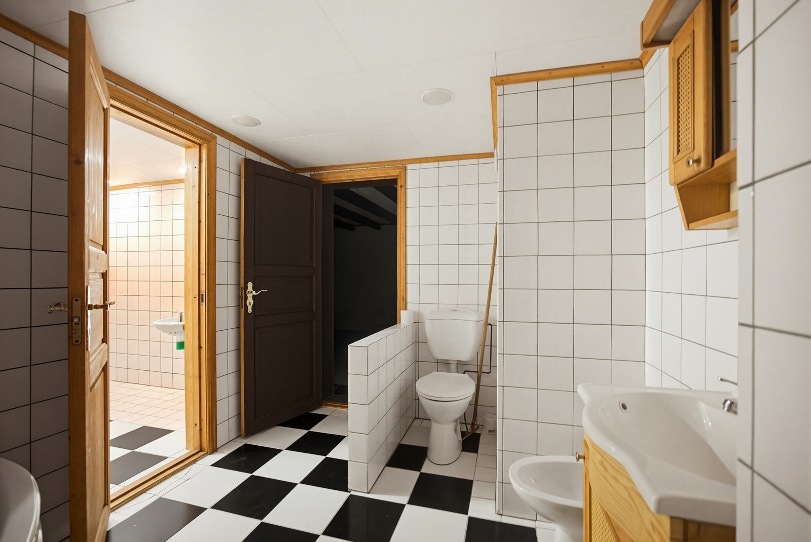 Badet i kjelleren har også separat toalett og servant. Galleribilde