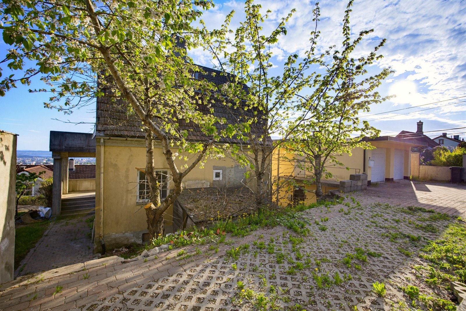 Gårdsplass og hage med potensial. Galleribilde