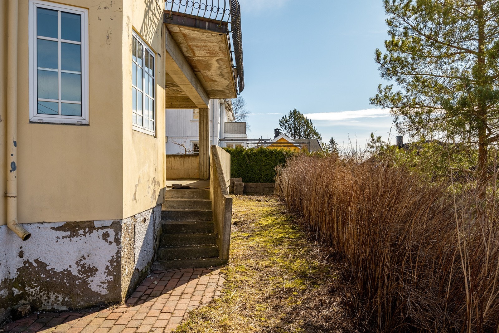 Uteområde med potensial for en frodig og skjermet hage. Galleribilde