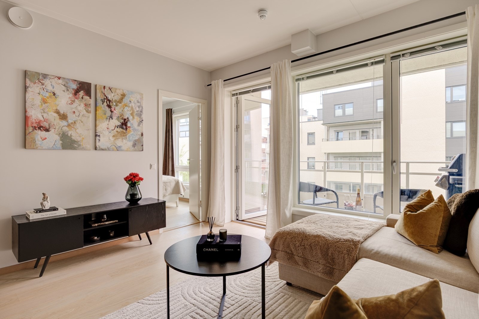 Stuen oppleves som lys og behagelig, med en stilren atmosfære som gjør den lett å innrede. Galleribilde