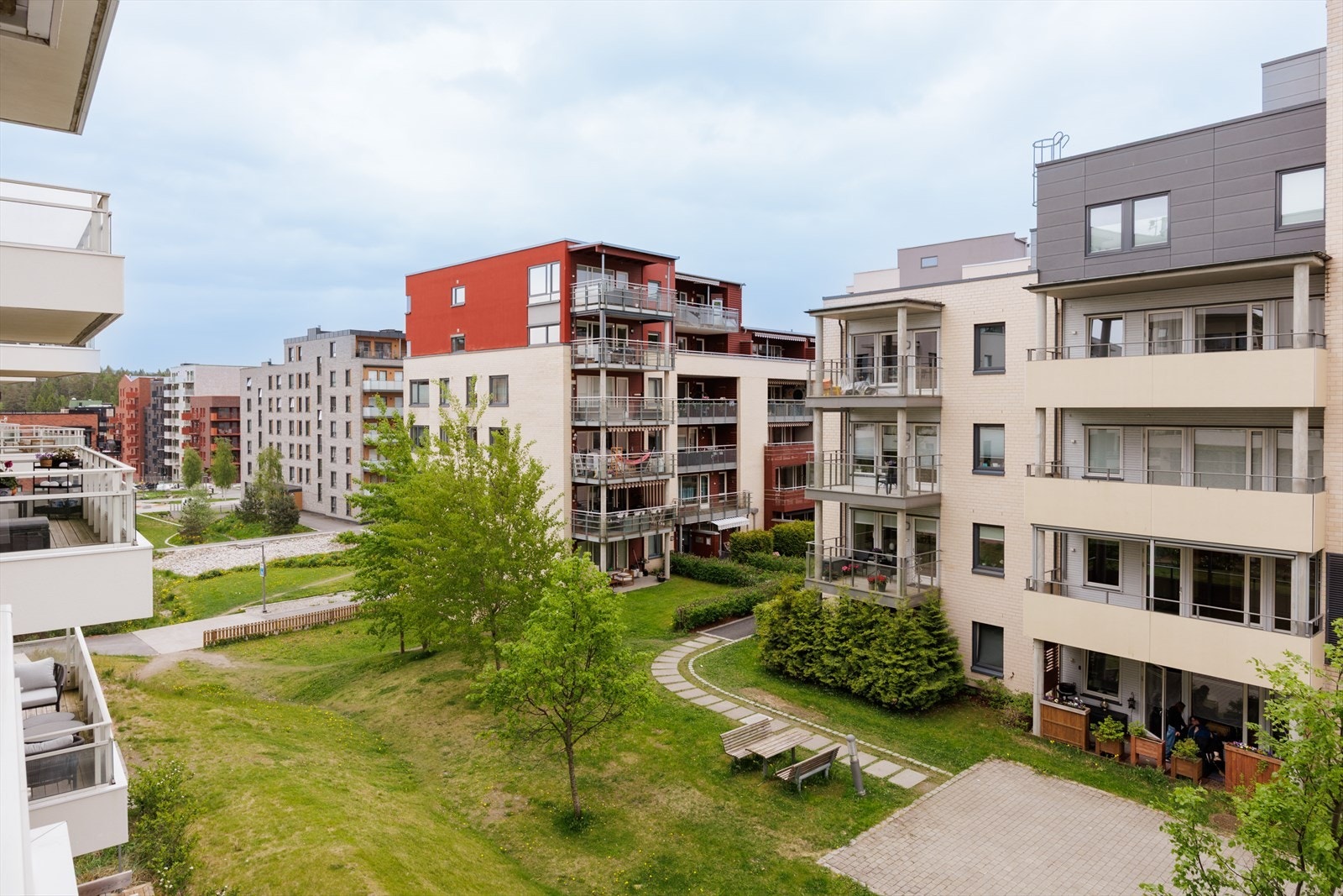 Balkongen er vendt mot indre rolig bakgård. Galleribilde