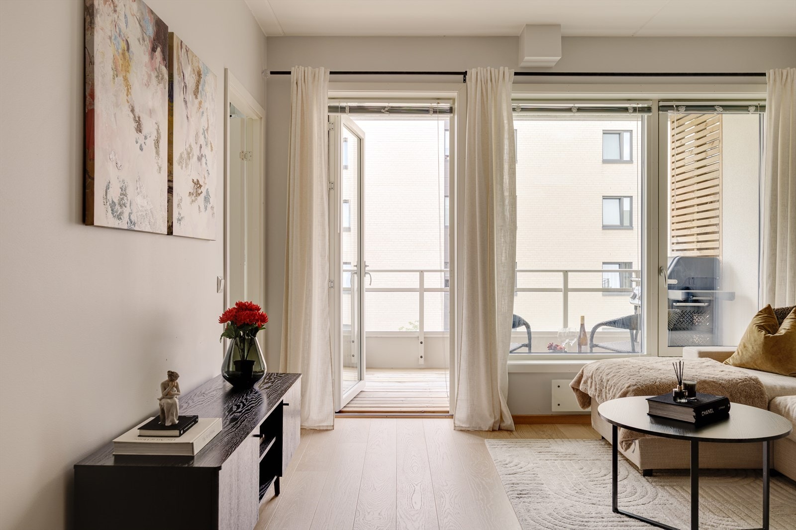 Fra stuen er det direkte utgang til den sydvendte balkongen. Galleribilde