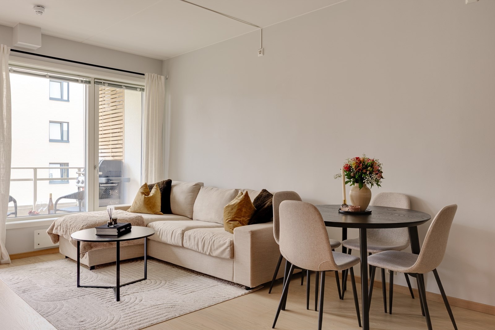 Gode møbleringsmuligheter på stuen for både sofaseksjon og spisesone. Galleribilde