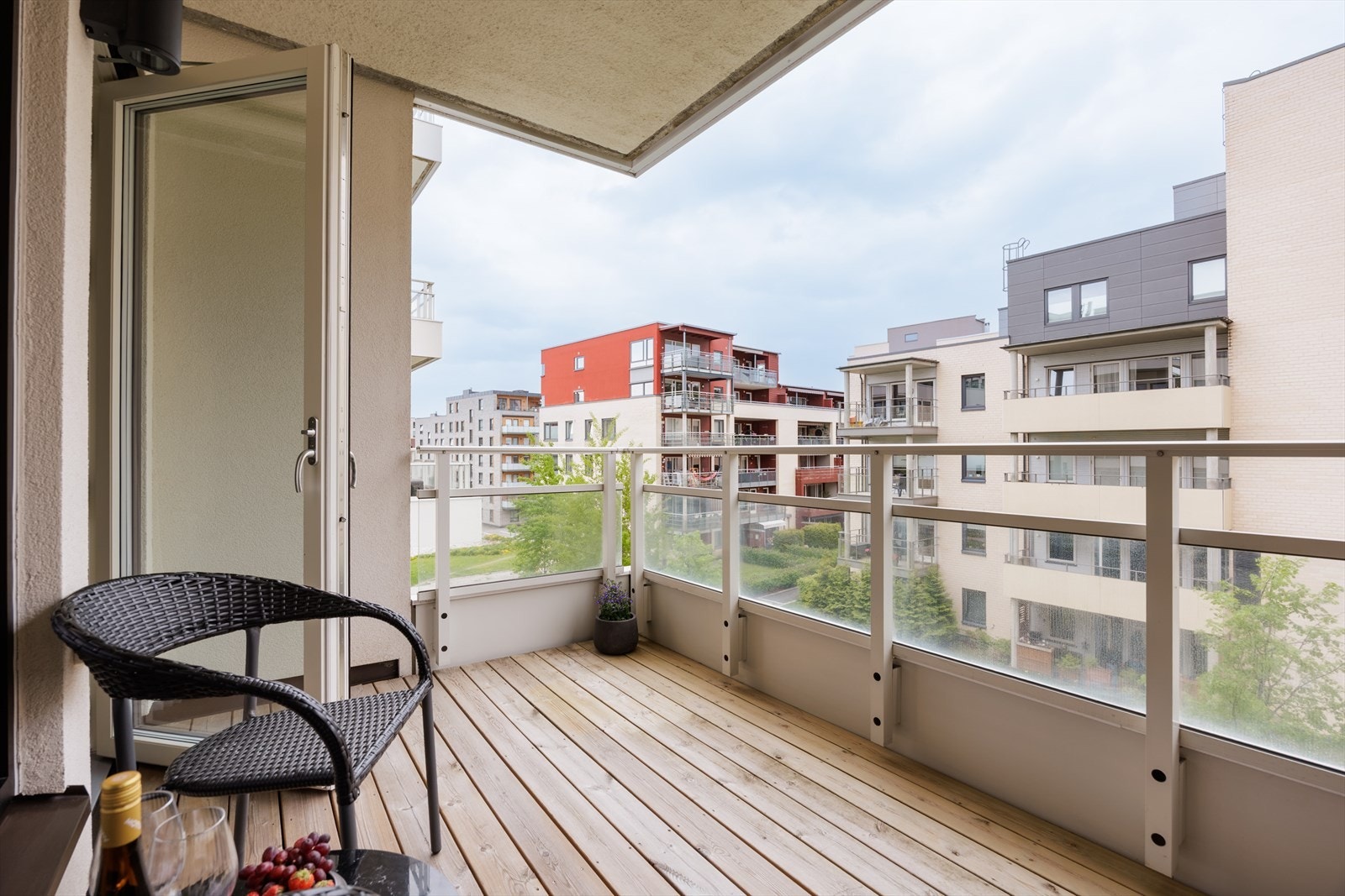 En skjermet og privat uteplass med plass til både sittegruppe og grill. Galleribilde