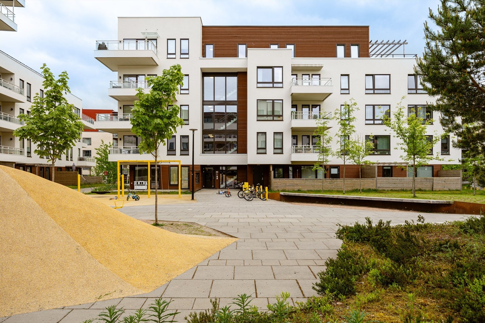 Sameiet har hyggelige og velholdte fellesområder med lekeplass og sittegrupper. Galleribilde