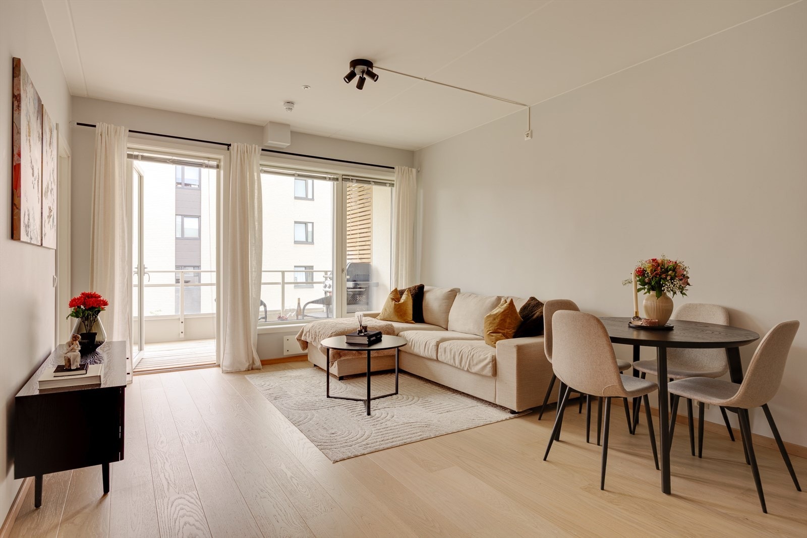 Leiligheten holder en høy standard og har en romslig og gjennomtenkt planløsning. Galleribilde