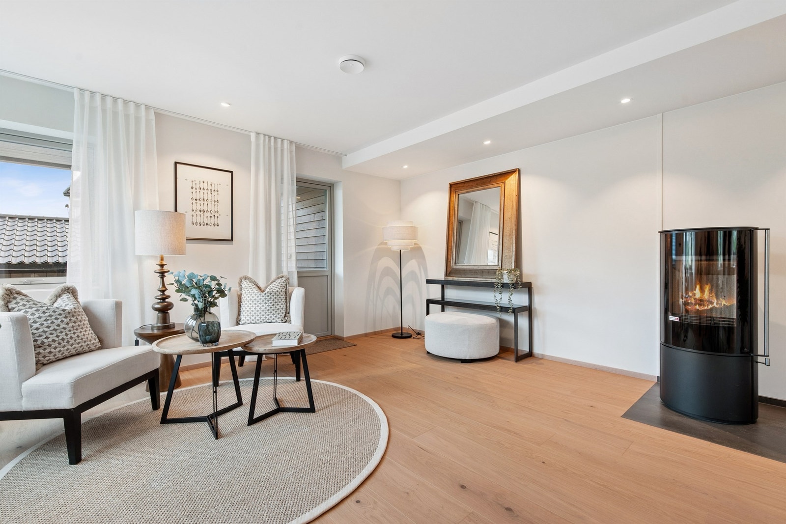 Gulv av Hardwood floor Fjell fra Pergo i hvitpigmentert eik og peisovn av type Jydepejsen "Omega Basic". Galleribilde