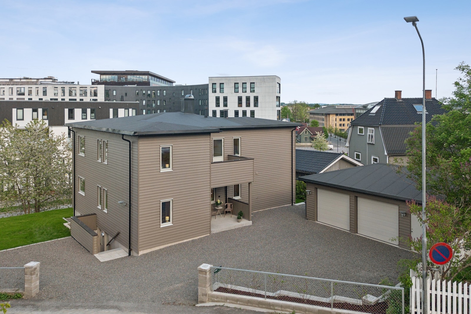 Velkommen til Holsetbakken 7 - Meget gjennomført og innholdsrik enebolig med gangavstand til "alt"! Galleribilde