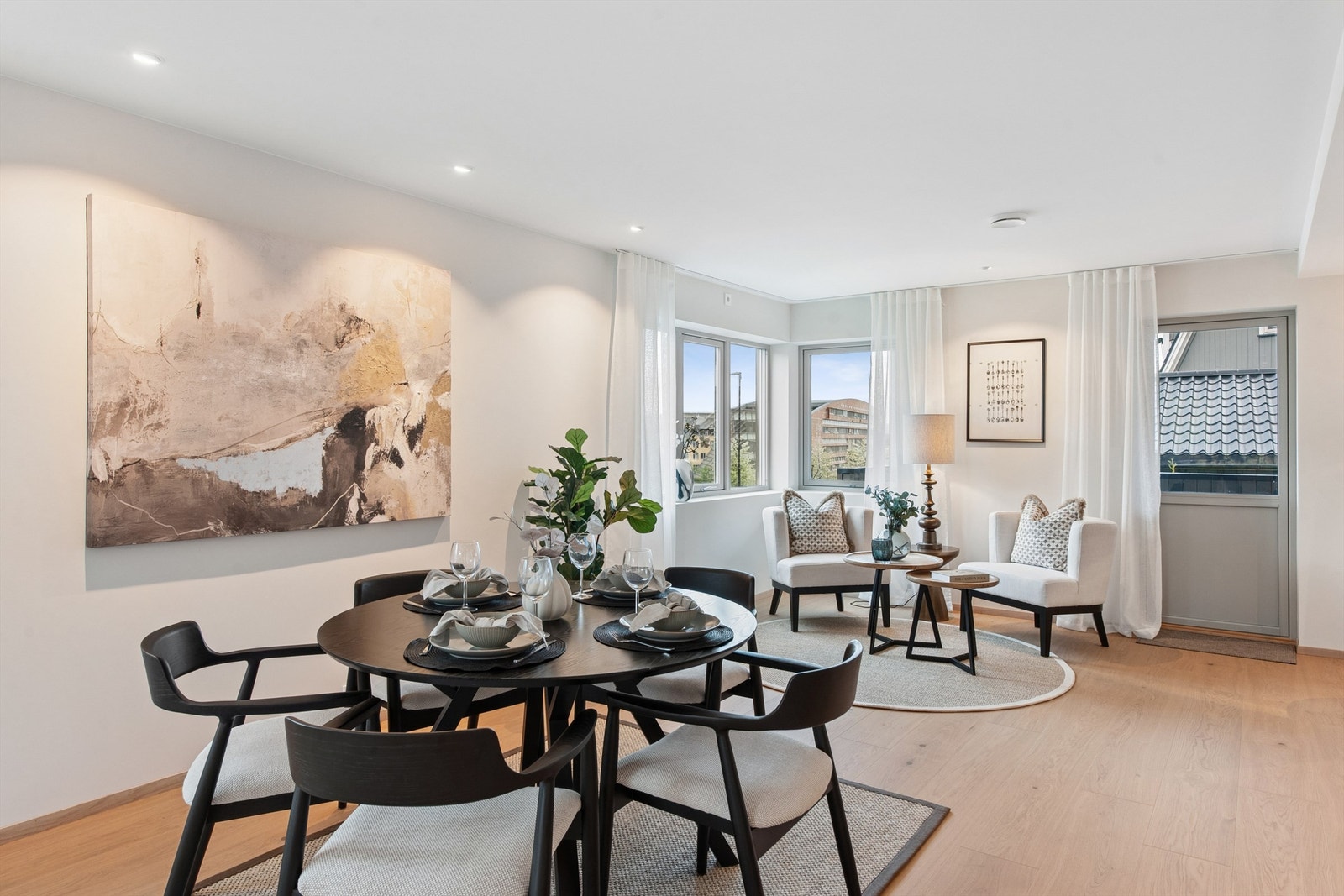 Stue i 1. etasje med gode lysforhold og utgang til terrasse/hagen. Galleribilde