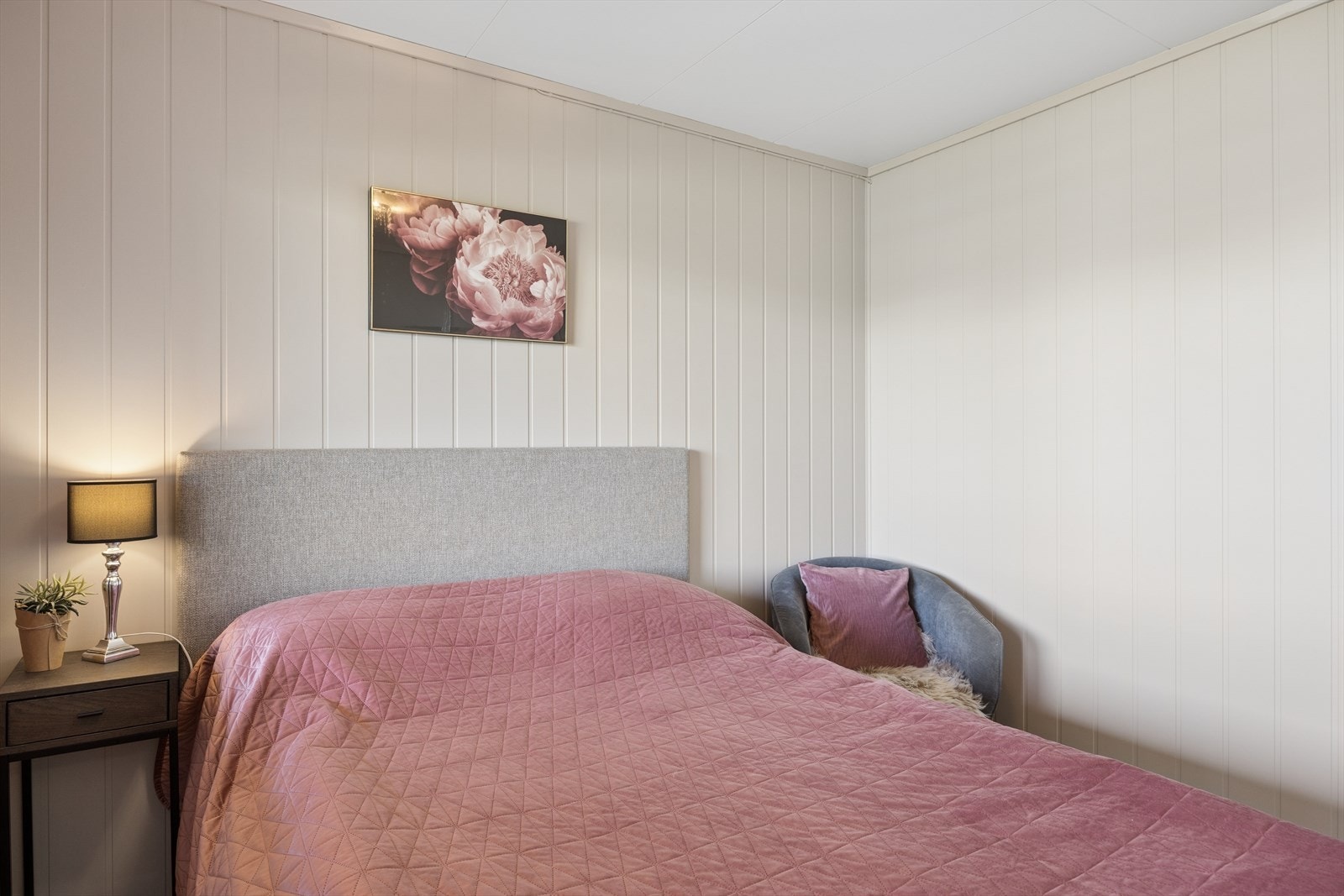 Soverom med god plass til seng og tilhørende møbler. Rommet har god plass til lagring i en praktisk skyvedørsgarderobe. Galleribilde