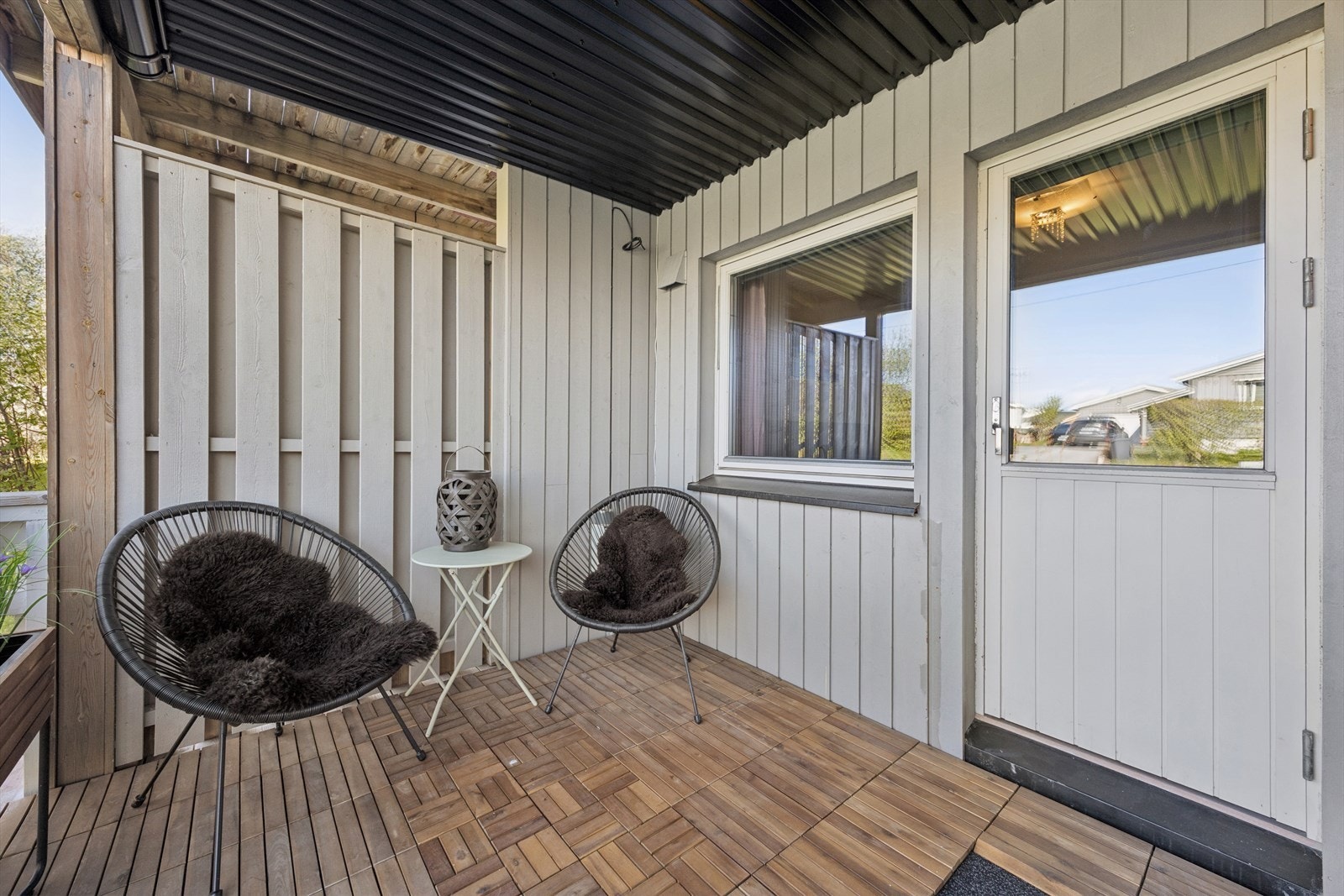Overbygd og lunt inngangsparti. Galleribilde