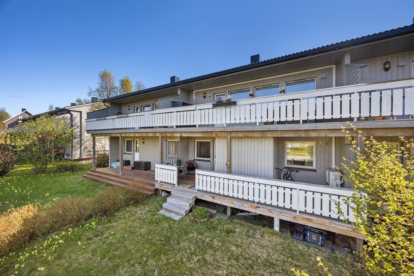 Boligen har en attraktiv beliggenhet i et rolig, skjermet og veletablert boligområde i Midtbakken, med tilbaketrukket plassering fra større veier. Galleribilde