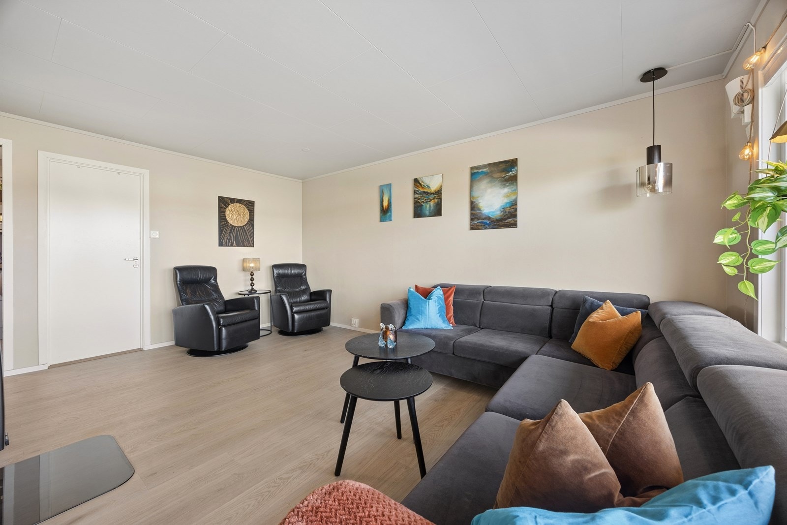 Sofagruppen har en fin plassering ved vinduene i stuen. Galleribilde