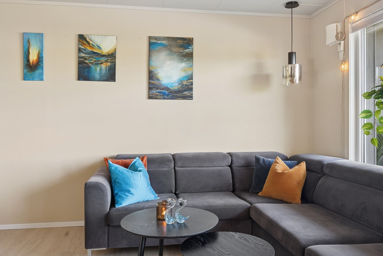 Alle overflater i stuen er nylig malt, og det elektriske anlegget er oppgradert. Galleribilde
