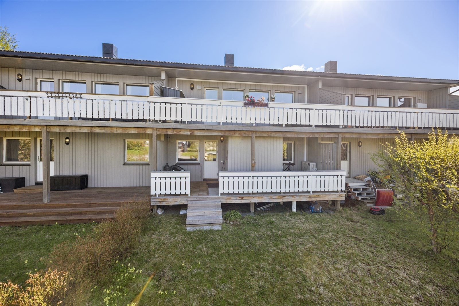 Boligen har uteplasser i begge etasjer, med en stor terrasse i første etasje og balkong i andre. Galleribilde