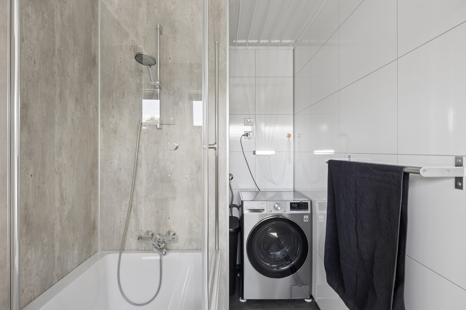 Badet har opplegg for vaskemaskin og er utstyrt med badekar og dusjvegger fra 2022. 2 nye plater i dusjssonen fra 2026. Galleribilde