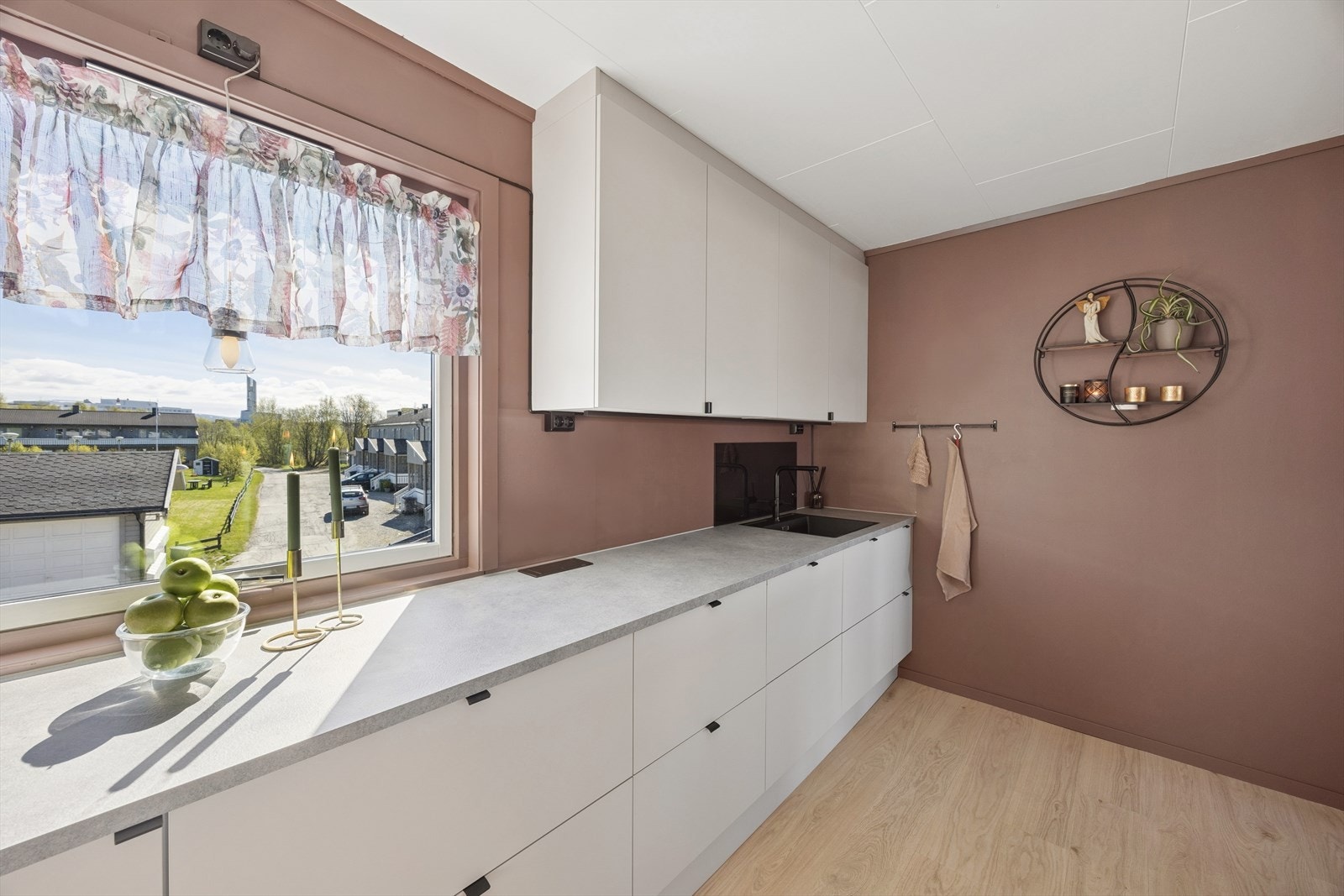Innredningen har godt med skap- og benkeplass. Galleribilde