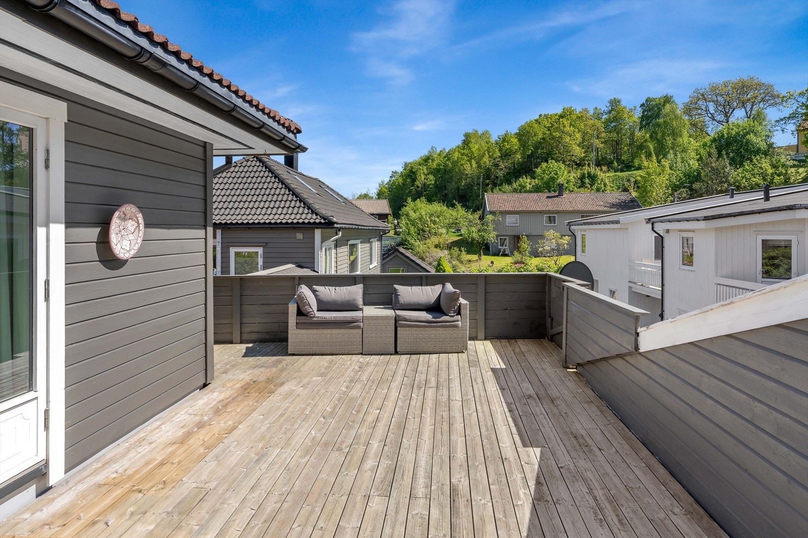 Uteplassene er fordelt på en sørøstvendt og en sørvestvendt terrasse, som gir gode vilkår for uteliv gjennom dagen. Galleribilde