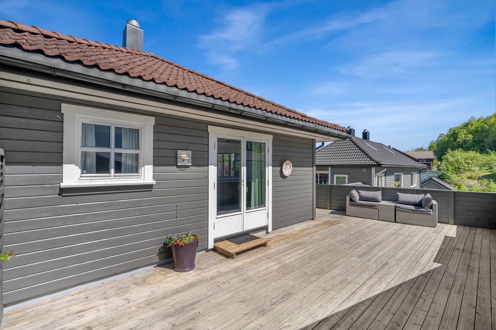 Lettstelt enebolig fra 2001, alt på ett plan. Eiendommen er omkranset av totalt 76 m² med terrasseareal. Galleribilde