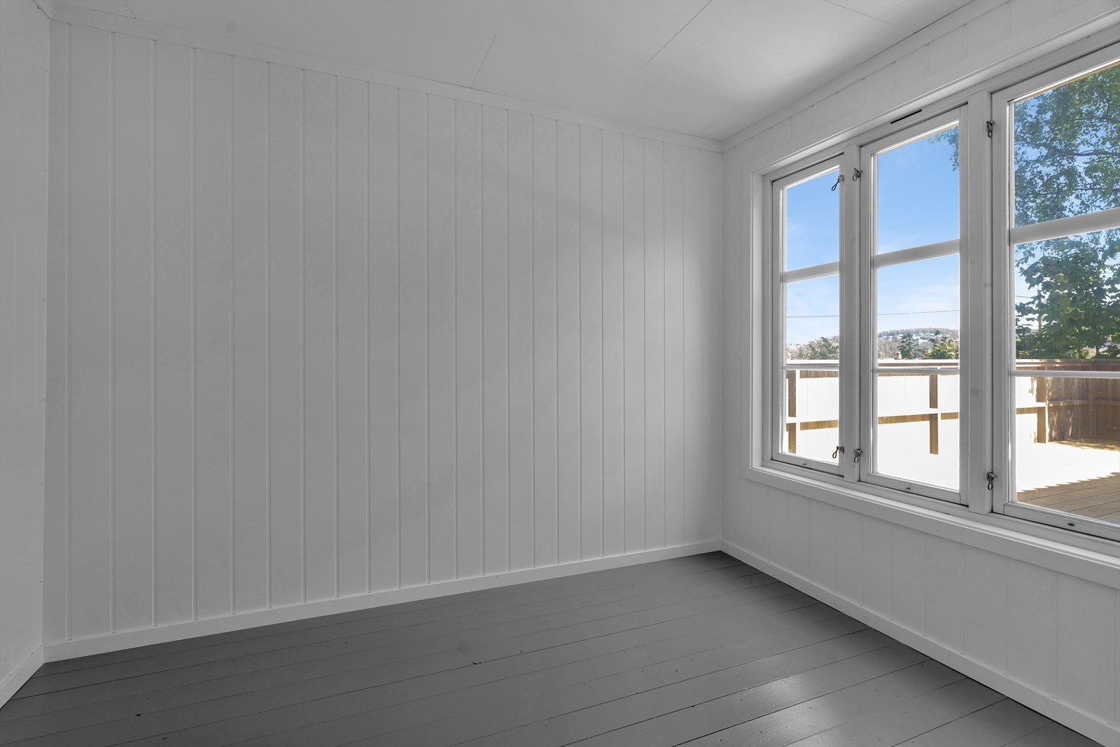 Eiendommen har en utvendig bod delt i to. Den ene delen er innredet med smartpanel på vegger og MDF-plater i taket. Galleribilde