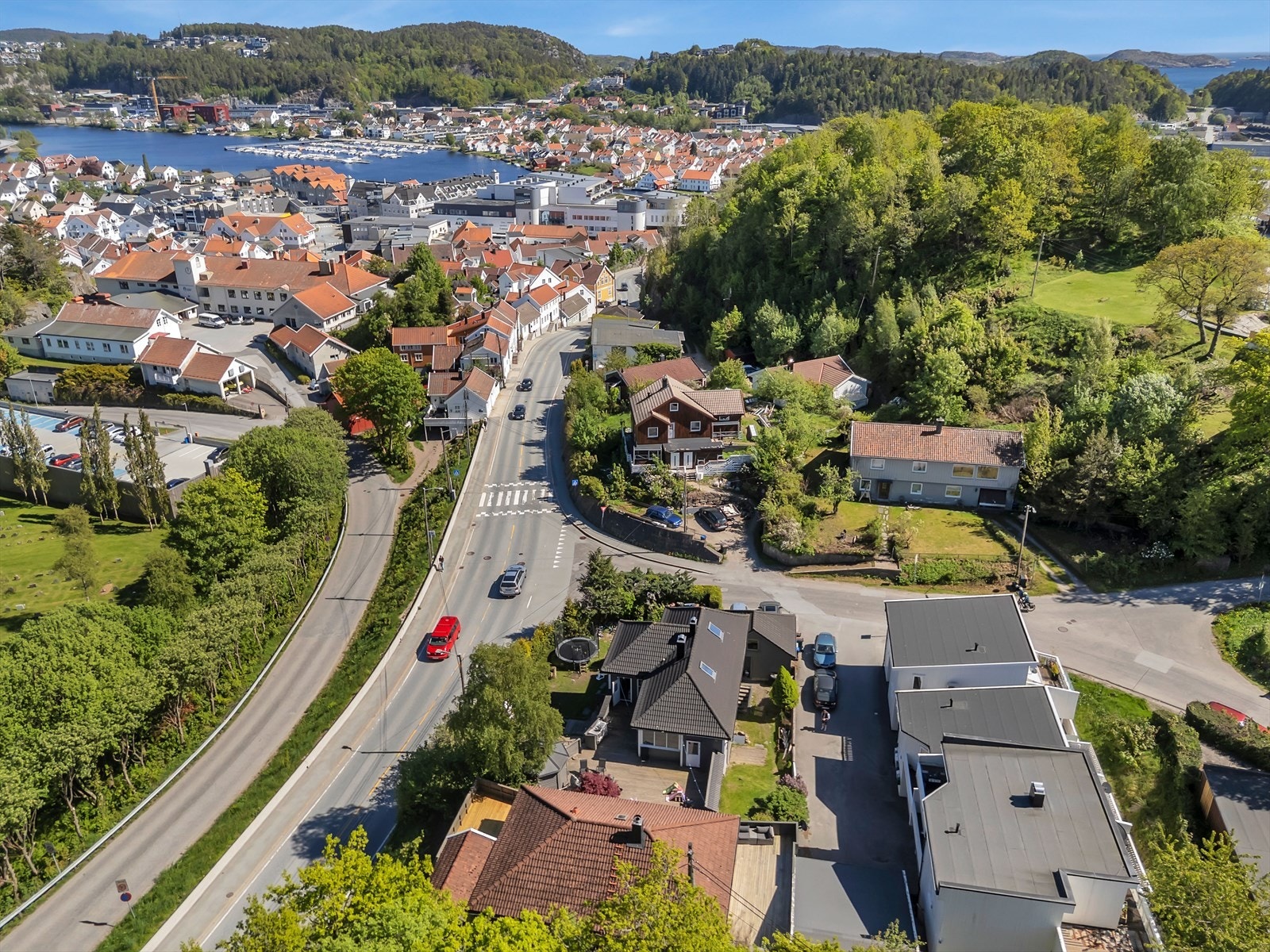 Herfra er det kort vei til sentrum av Mandal. Både Kiwi, Rema 1000 og ALTI Mandal er kun 5 minutter unna. Galleribilde