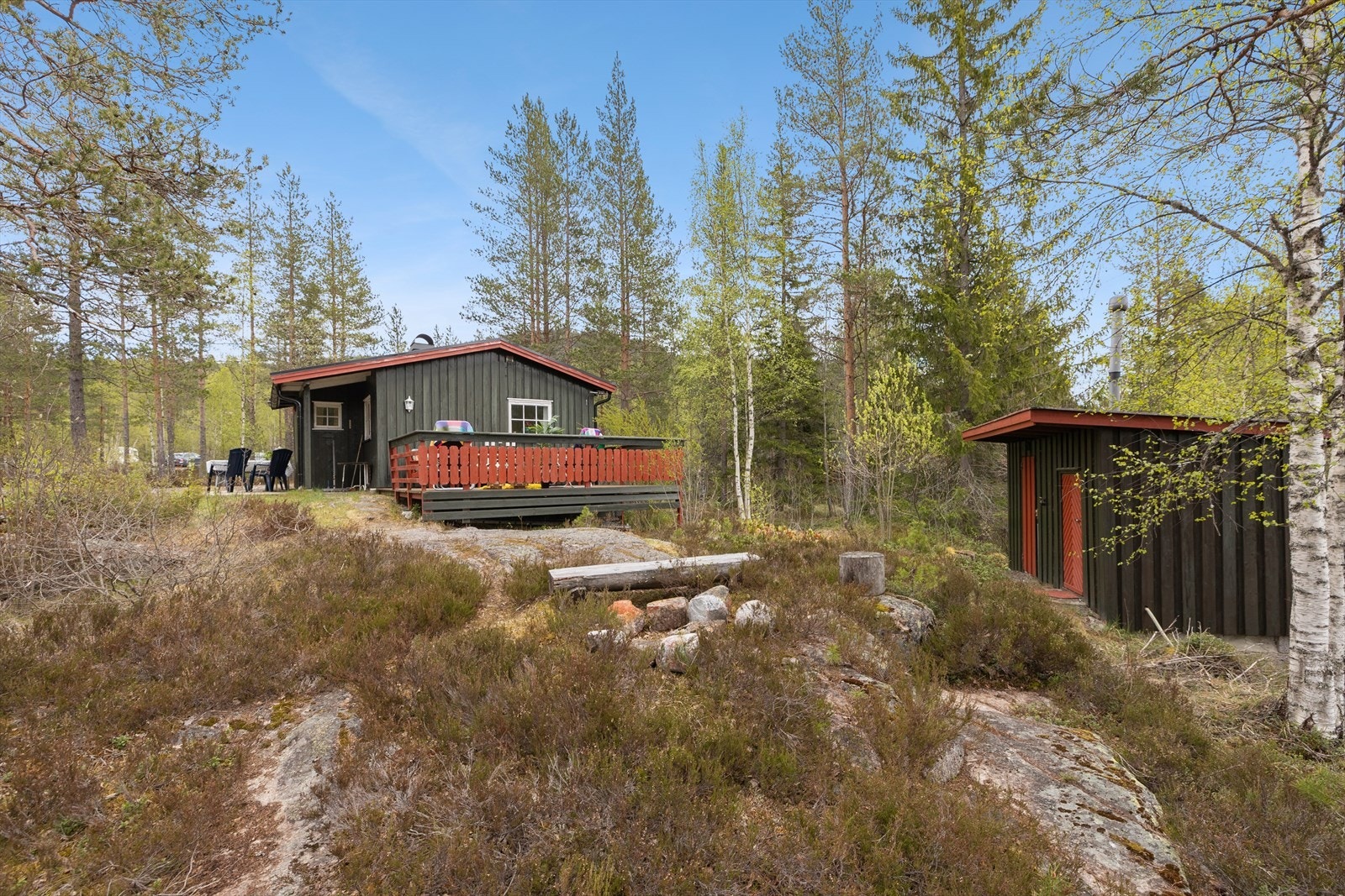 En koselig fritidseiendom på stor naturtomt, beliggende like ved Jondalselva. Galleribilde