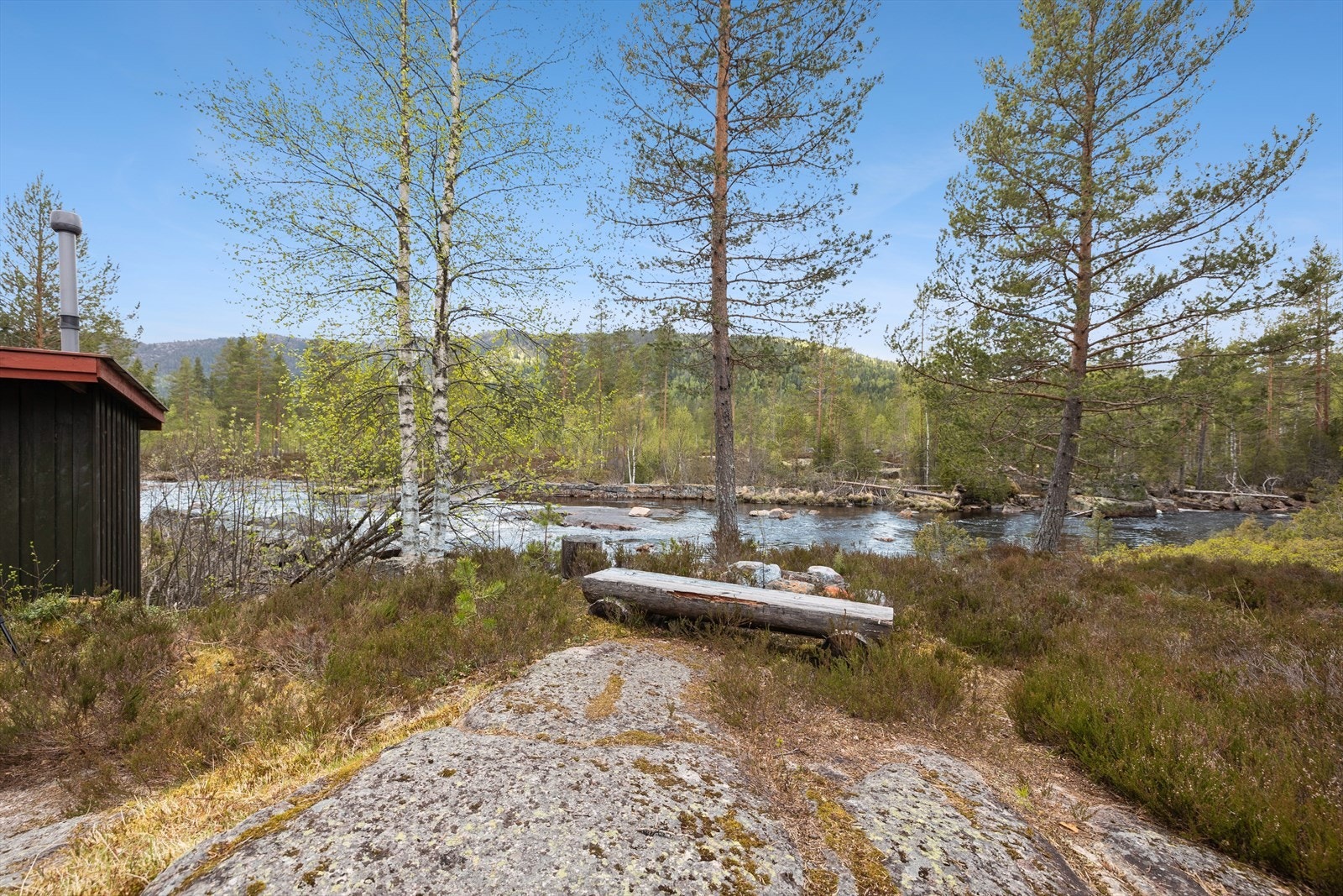 Tomten består av naturtomt med svaberg, skog og gruset adkomst. Galleribilde