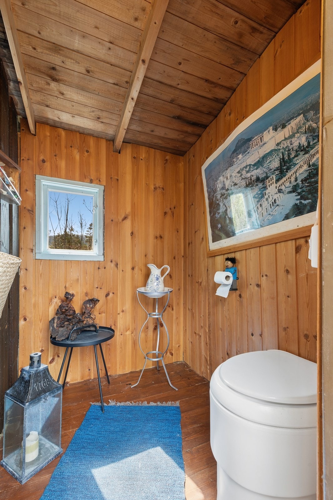 Utedoen er plassert i det separate uthuset på tomten. Galleribilde
