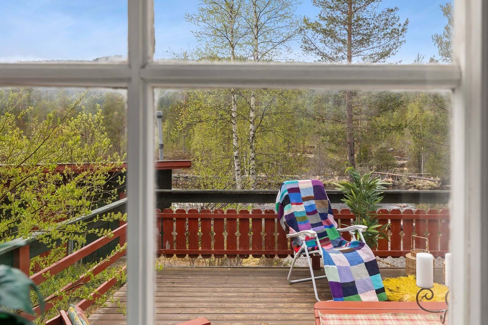 Fra stuen ser man rett ut på terrassen og naturen utenfor. Galleribilde