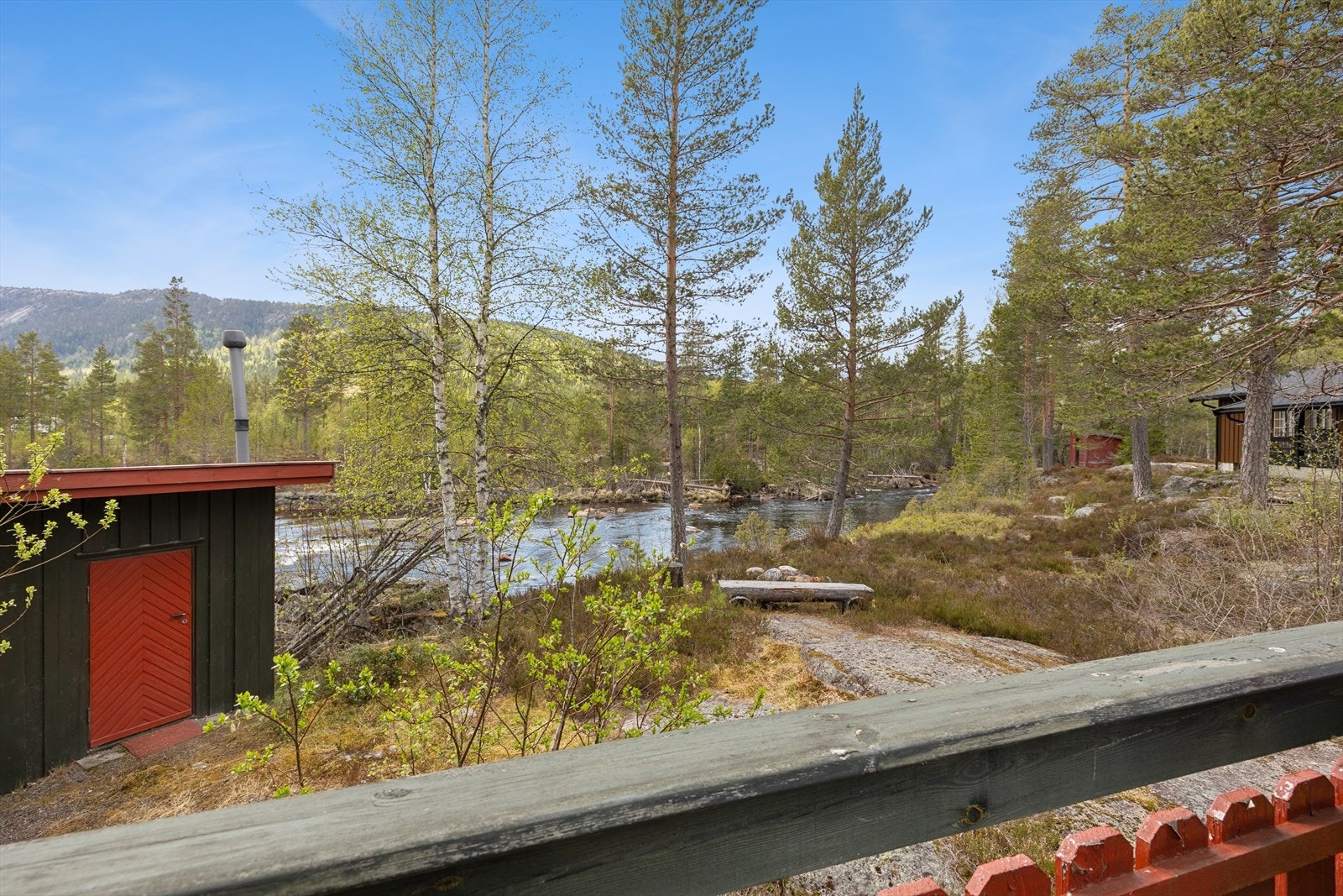 Her sitter man skjermet og fint til, med elv og natur som nærmeste nabo. Galleribilde