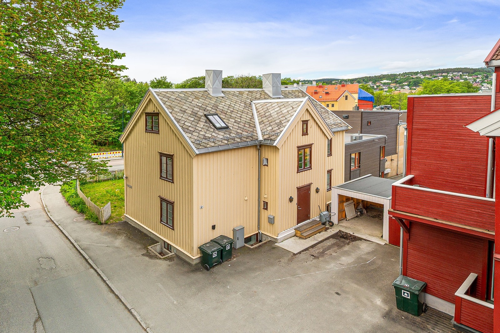 Utvendig belagt med skiferstein (gammel skifer som er brukt opp igjen) i 2021. Undertak fra 2021. Galleribilde