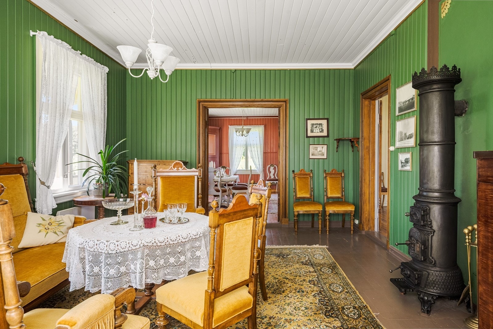 Den såkalte "Storstua" er malt i en frisk grønnfarge som skulle ligne den opprinnelige. Galleribilde