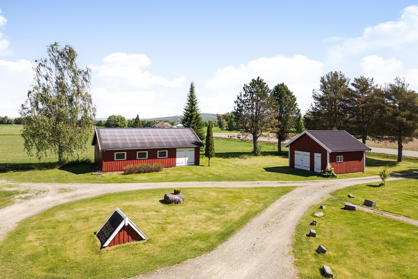 Tunet består ellers av vedskjul og en mellomlåve. Galleribilde