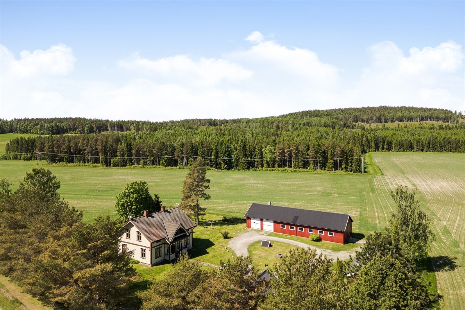 Med landlig beliggenhet blant landbruks- og skogsarealer bor du fint til her. Galleribilde