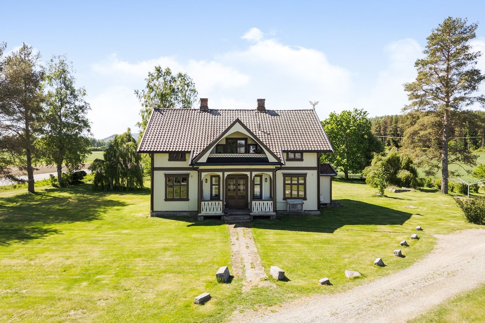 Taktekking av rød tegltakstein fra 1990 og tekking med taksteinsimiterte metallplater fra 2018 foran balkongen i 2. etasje. Galleribilde