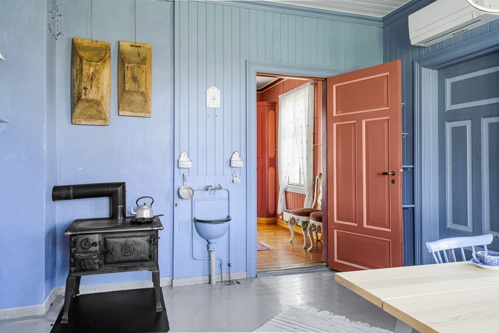 En sjarmerende kjøkkenovn med fin plassering i rommet. Galleribilde