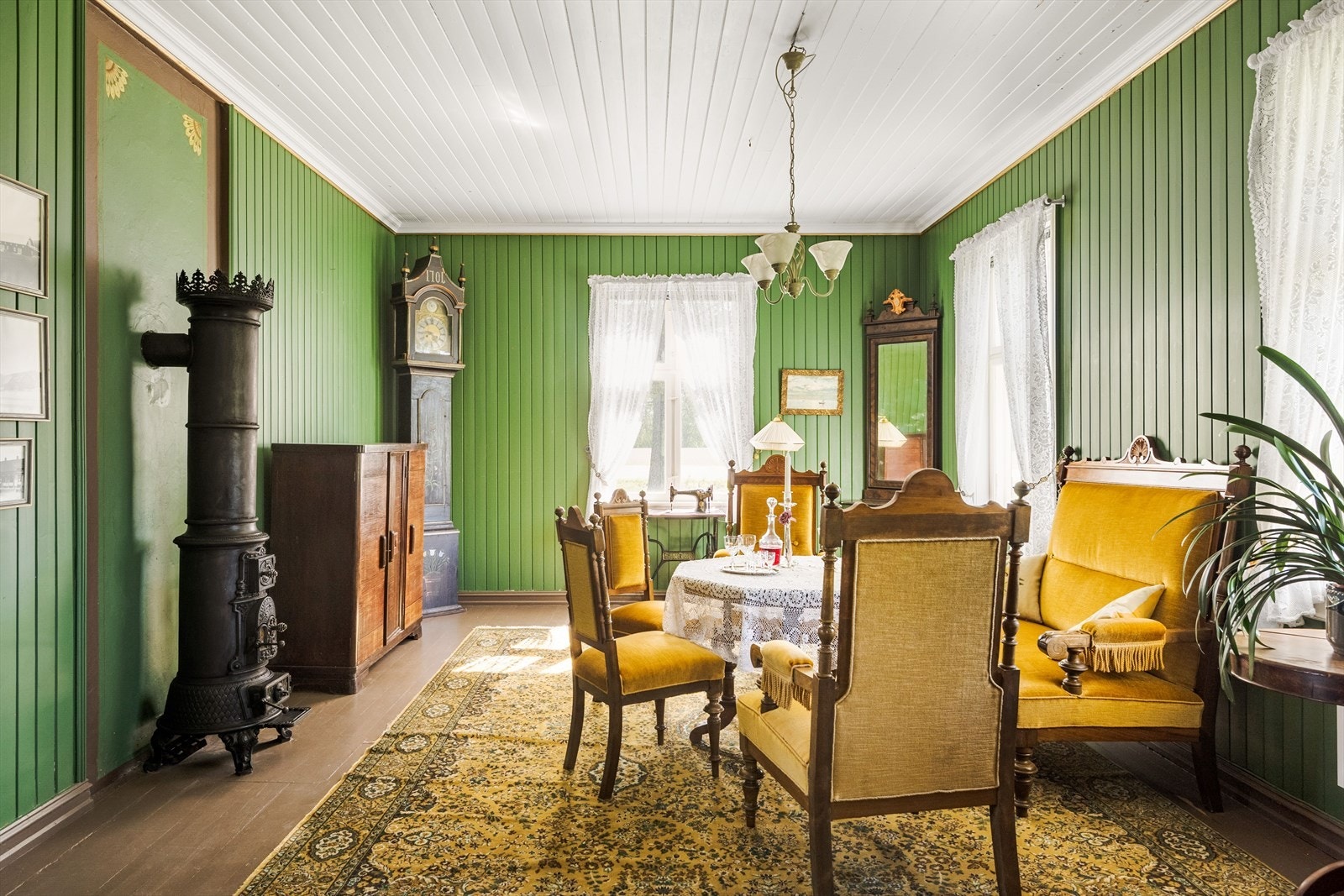 Et romslig og fint oppholdsrom med god plass til møblering. Galleribilde