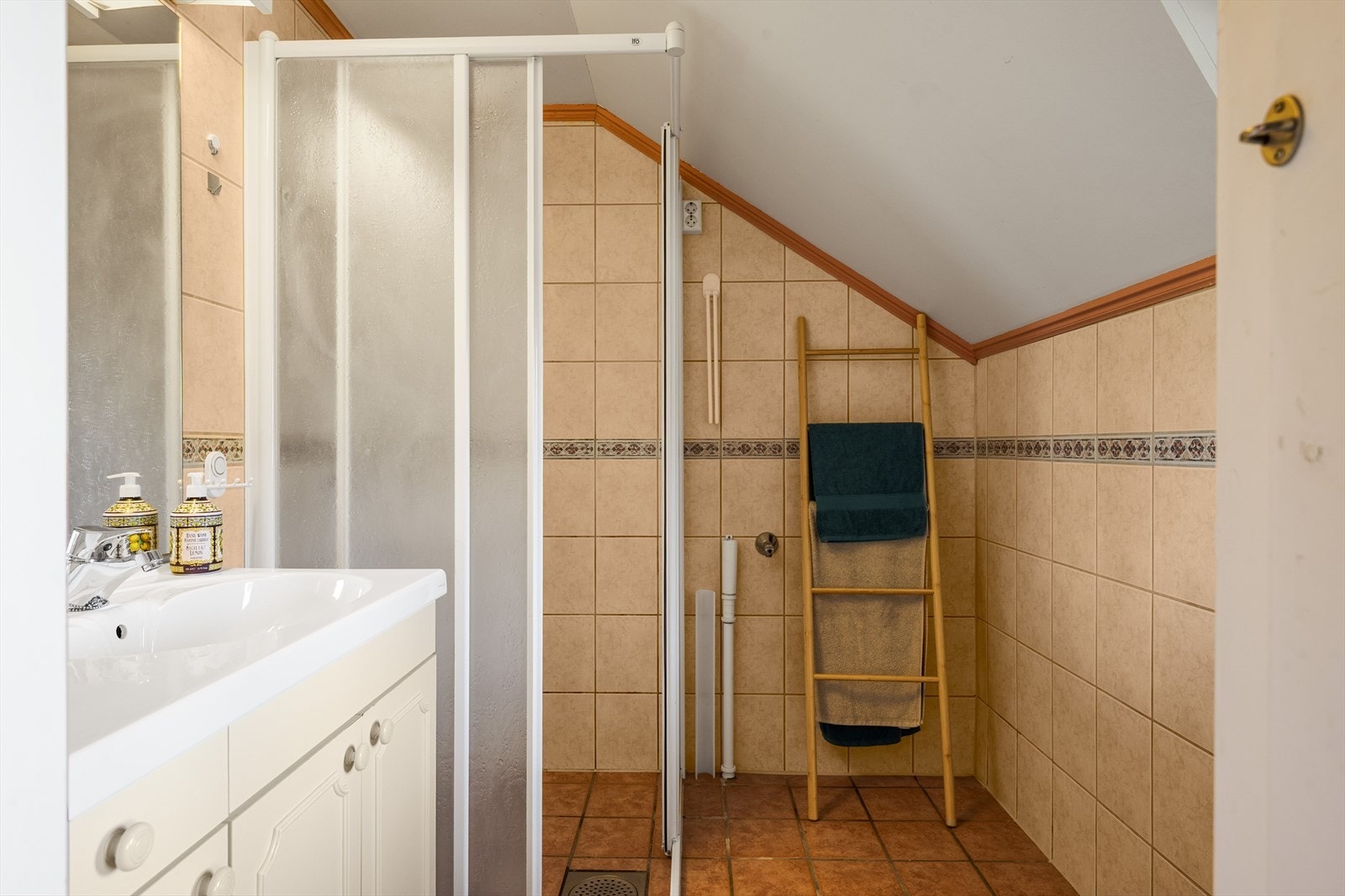Badet har flislagte vegger og flislagt gulv med varmekabler. Galleribilde