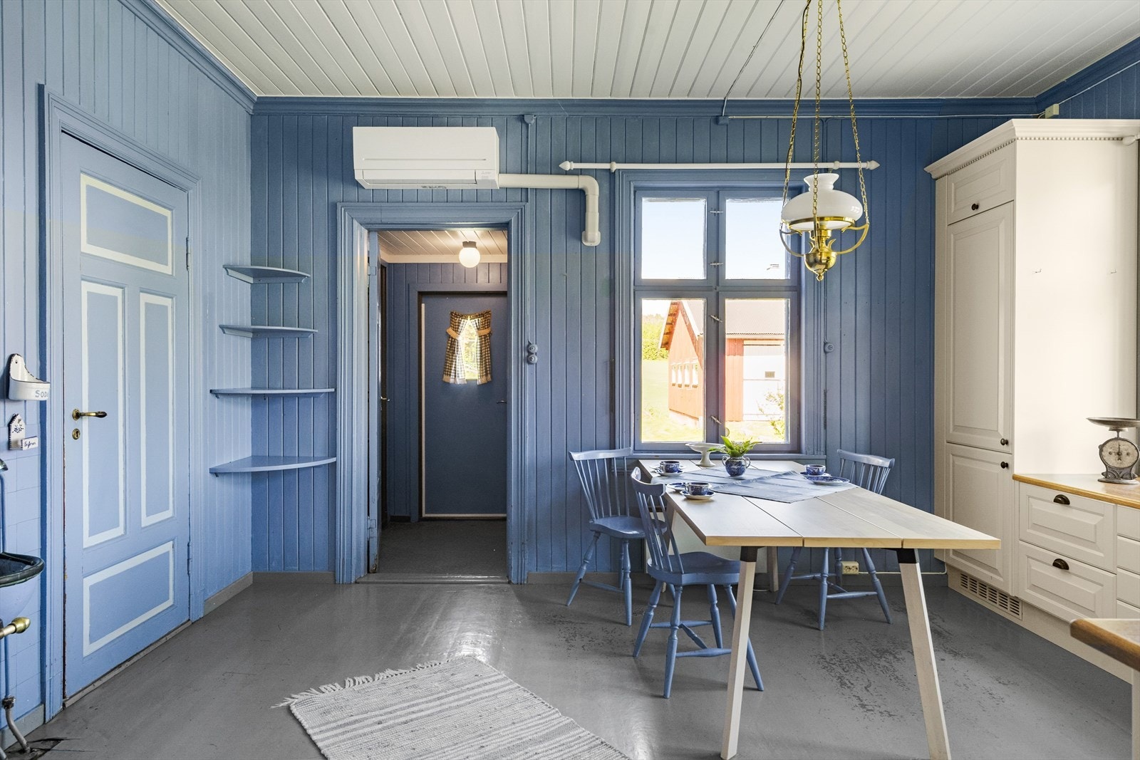 Sjarmerende kjøkkenrom malt i en landlig og fin blåtone. Galleribilde