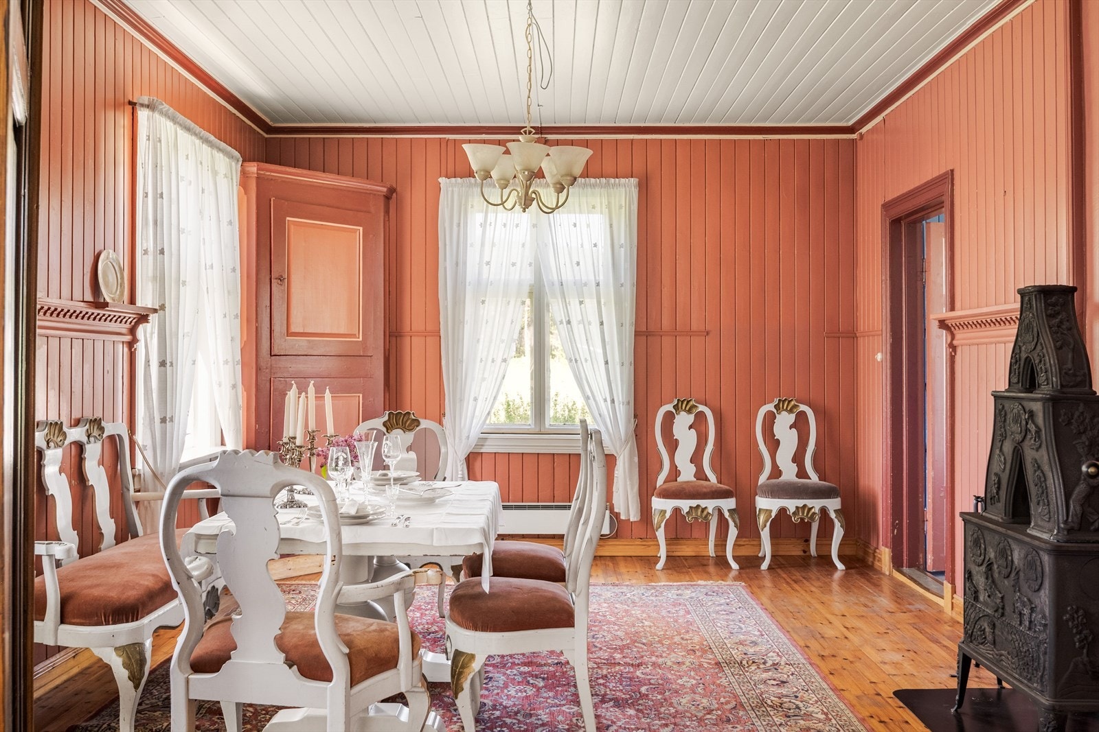 En romslig spisestue med god plass til stort spisebord. Galleribilde