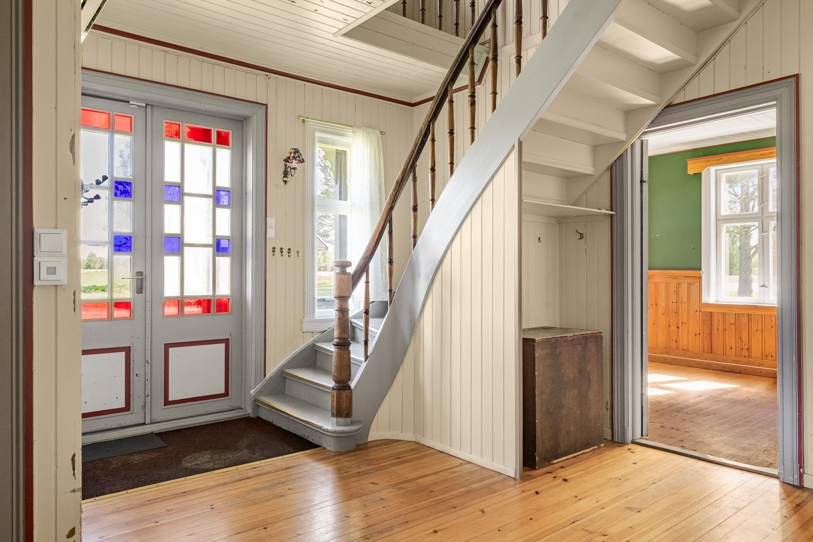 Huset har god takhøyde og romslige rom gjennomgående. Galleribilde