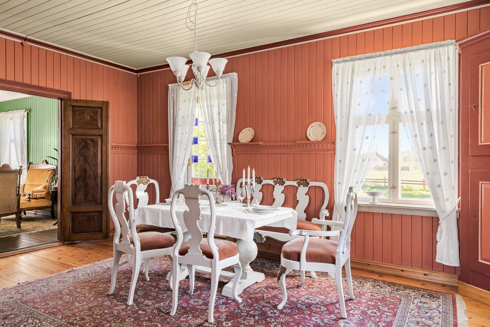 Fine detaljer med utskjæringer, god takhøyde og flotte dører. Galleribilde